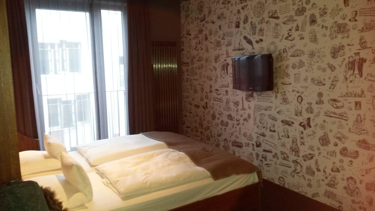Bett,TV an der Wand 25hours Hotel HafenCity