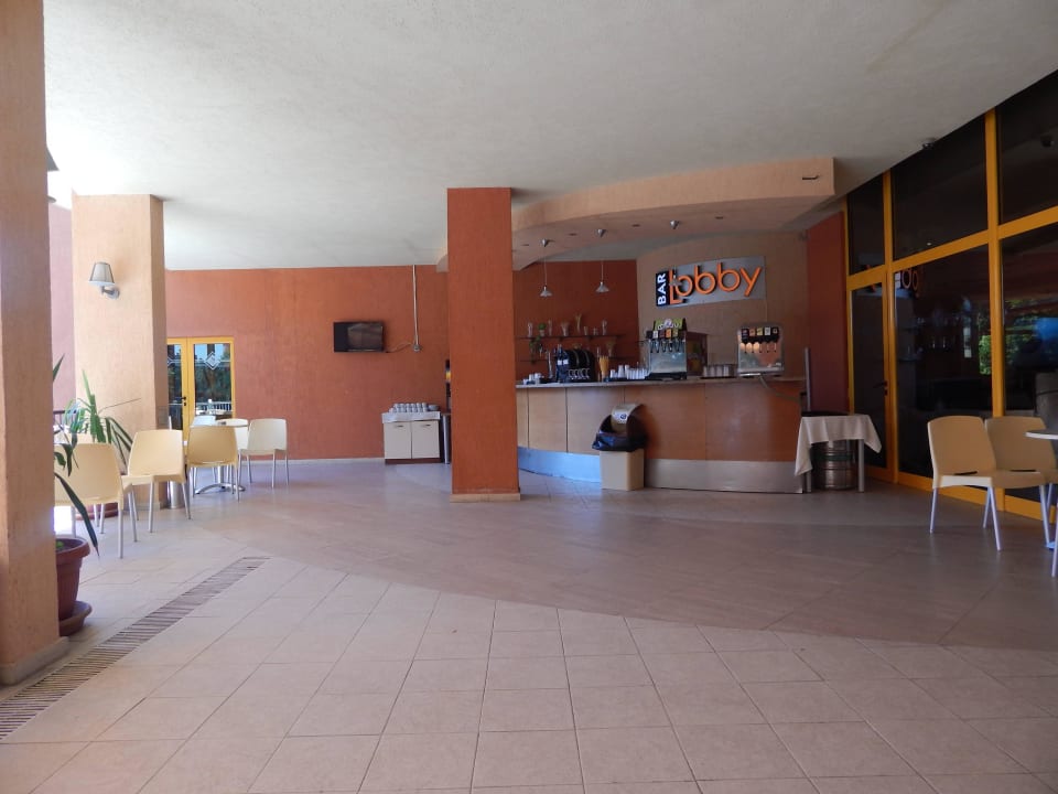 Bar na zewnątrz.  Hotel Atlas