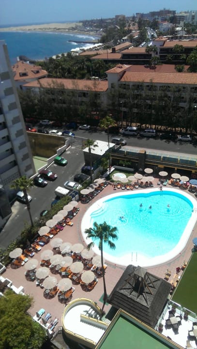 Der Pool vom "Solarium" in der 9. Etage allsun Hotel Lucana