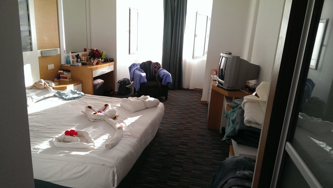 Bett schön hergerichtet Ladonia Hotels Adakule