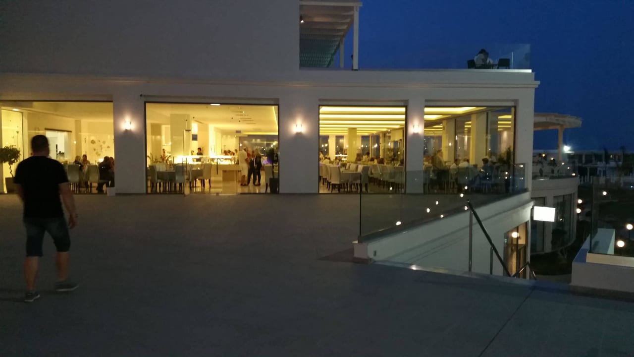 Bei Nacht Asterias Beach Resort