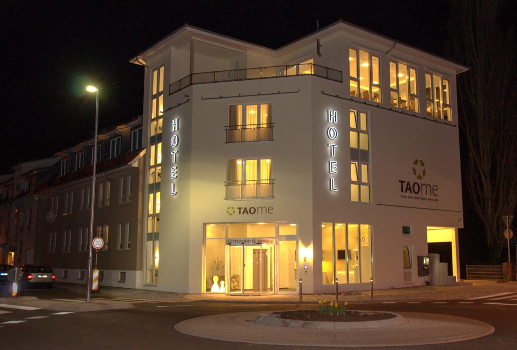Hotel bei Nacht Taome Feng Shui Stadthotel Breisgau