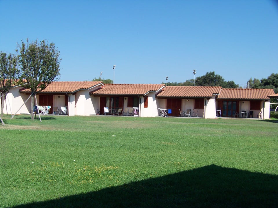 Sicht auf die Reihenbungalows gegenüber Villaggio Il Girasole