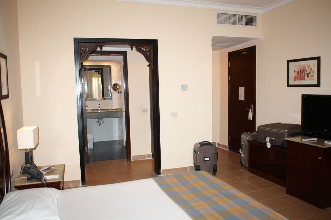 Blick von der Balkontür Richtung Tür und Bad Stella Beach Resort & Spa Makadi Bay