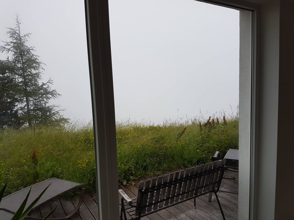 Wellnessbereich Blick ins Tal leider mit Nebel Hotel Laurin