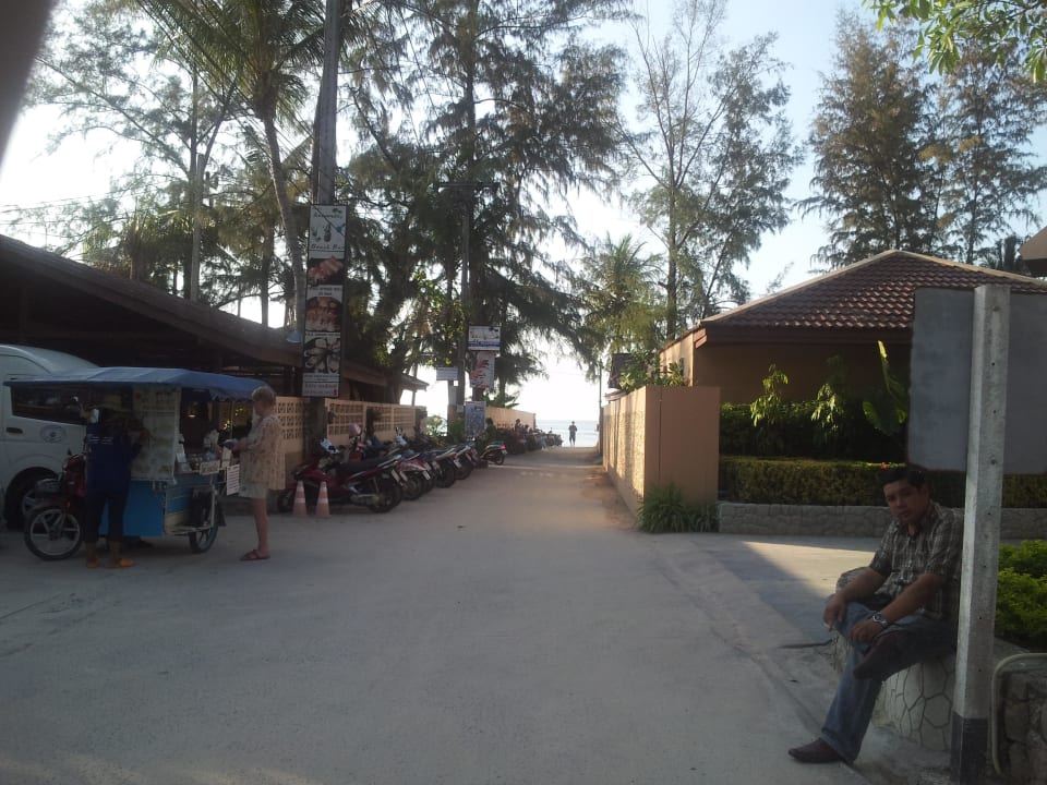 Vor dem Eingang Blick zum Meer Best Western Premier Bangtao Beach Resort & Spa