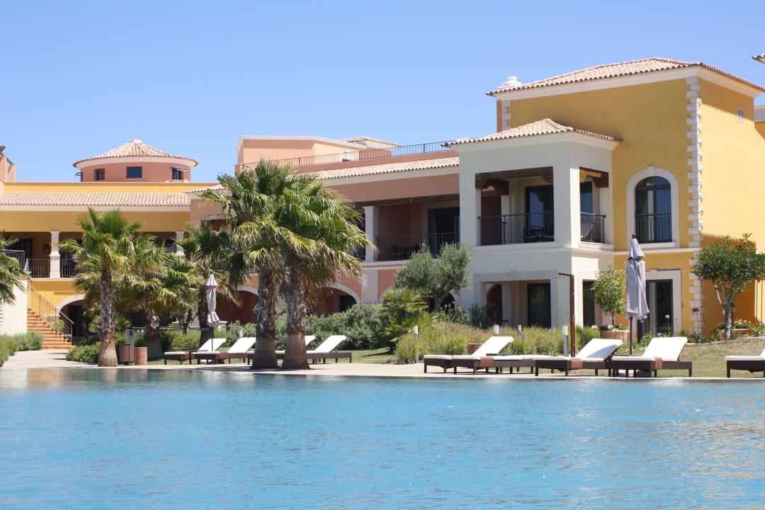 Blick zu den Hotelzimmern Cascade Wellness Resort