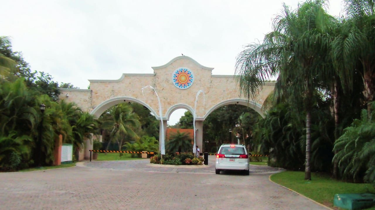 Einfahrt zum Meetingpoint Sandos Playacar Select Club Adults only - All Inclusive