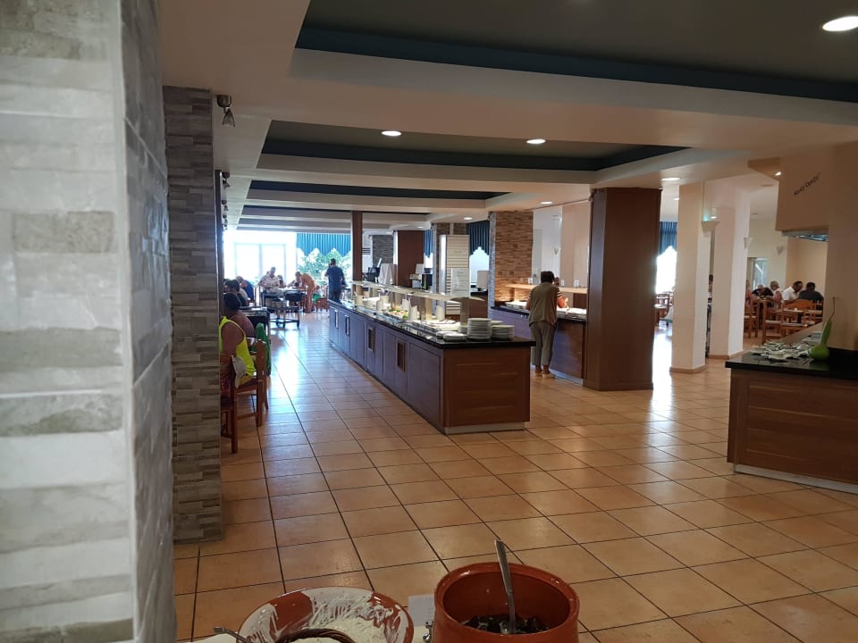 Büffet im Restaurant Dessole Dolphin Bay Resort
