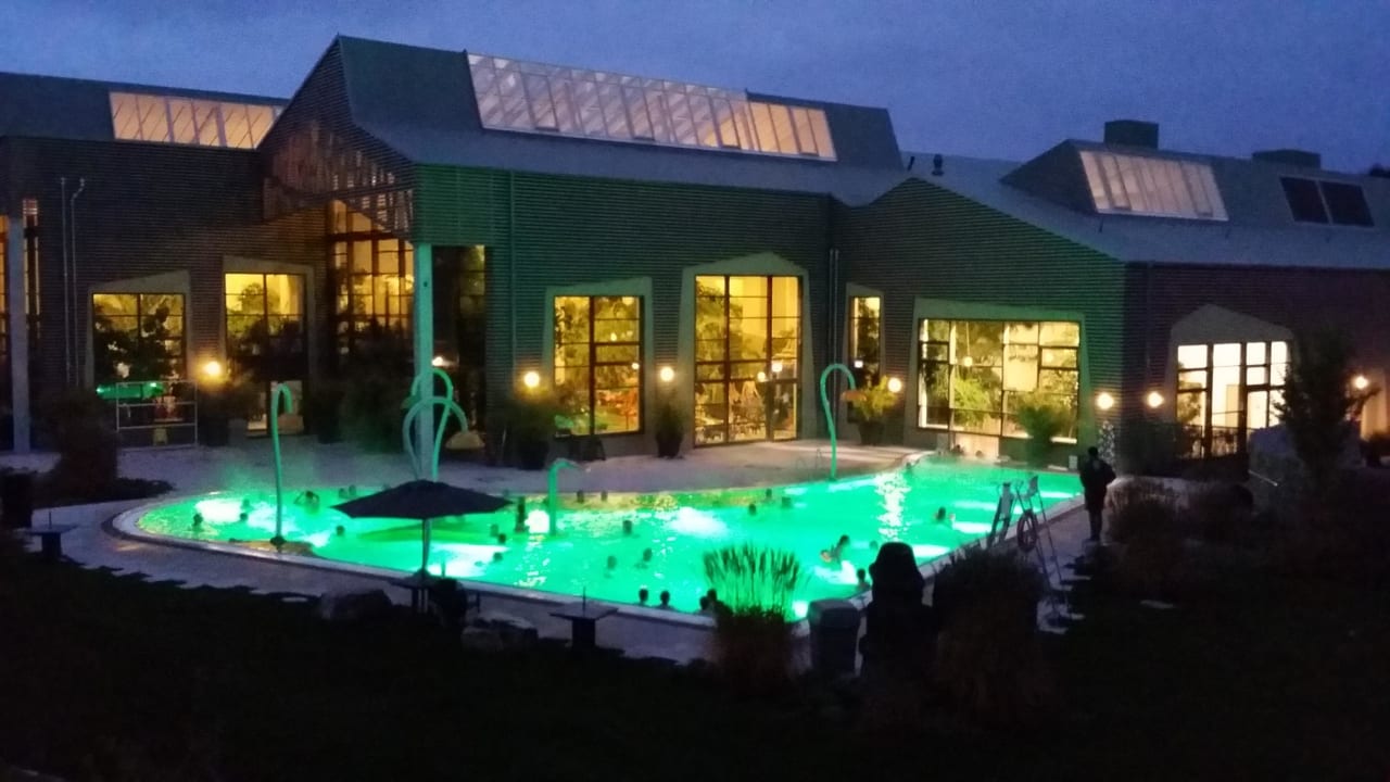 Beheizter Pool am Abend.  Center Parcs Park Bostalsee