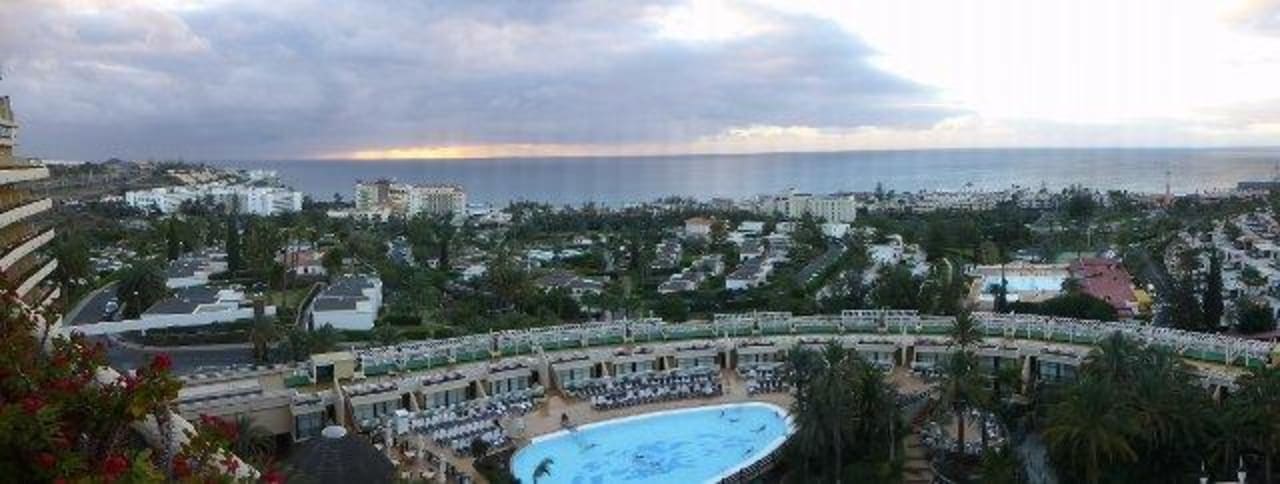 Panorama vom Balkon auf die Anlage Gloria Palace San Agustin Thalasso & Hotel