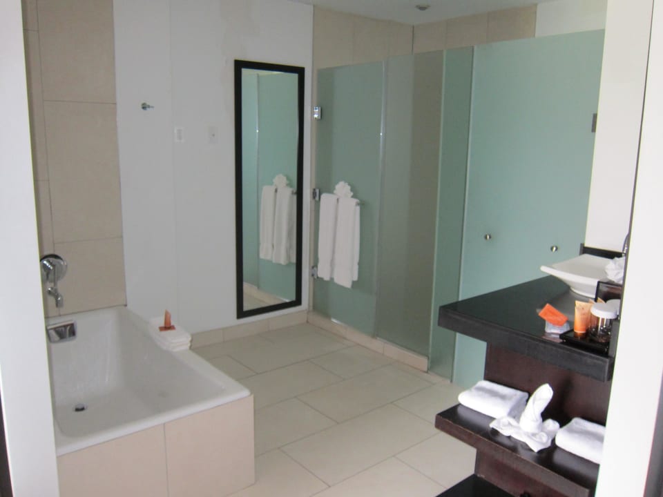 Großes Badezimmer mit Dusche und Badewanne Ravel Hotel