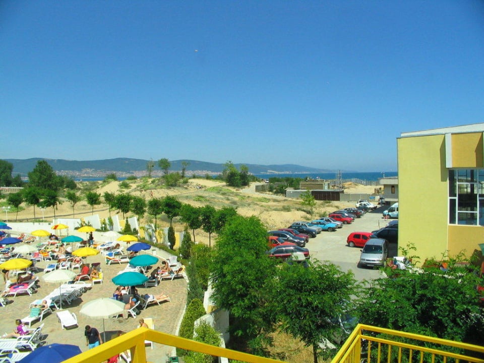 Blick über den Pool zum Strand Nessebar Beach Hotel