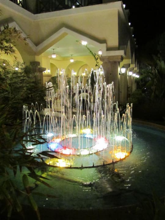 Springbrunnen bei Nacht Lindos Princess Beach Resort & Spa