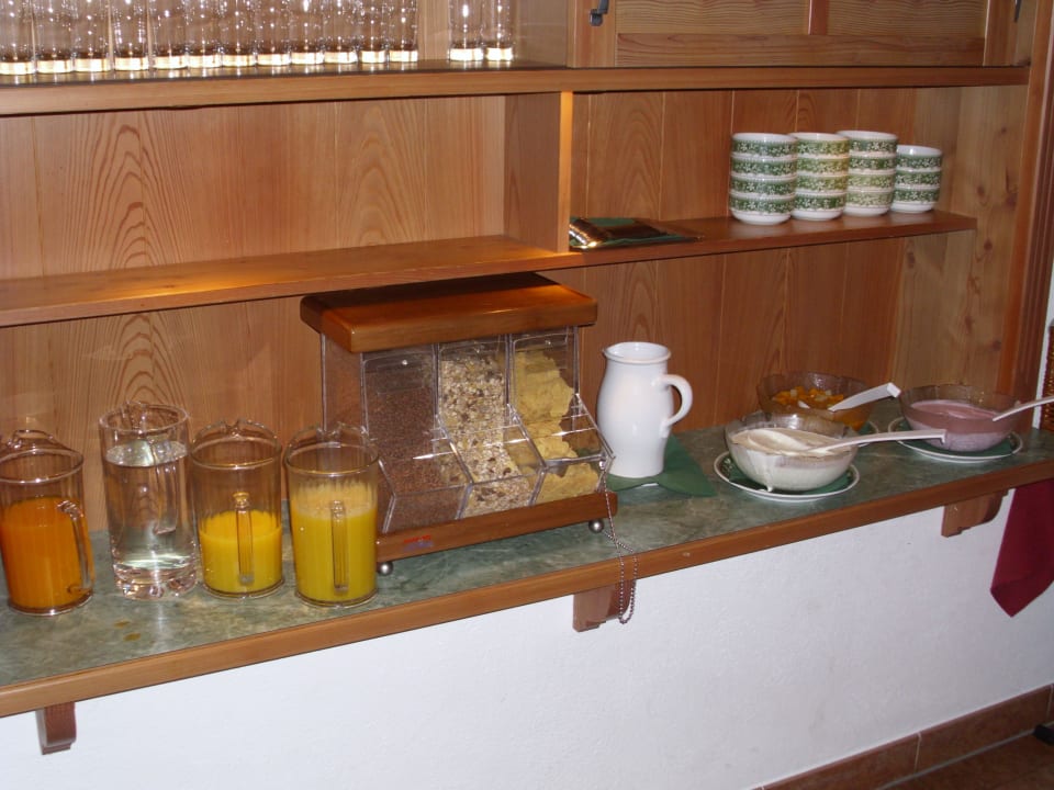 Saft, Müsli, Joghurt zum Frühstück Hotel - Wirts'haus Zum Schweizer