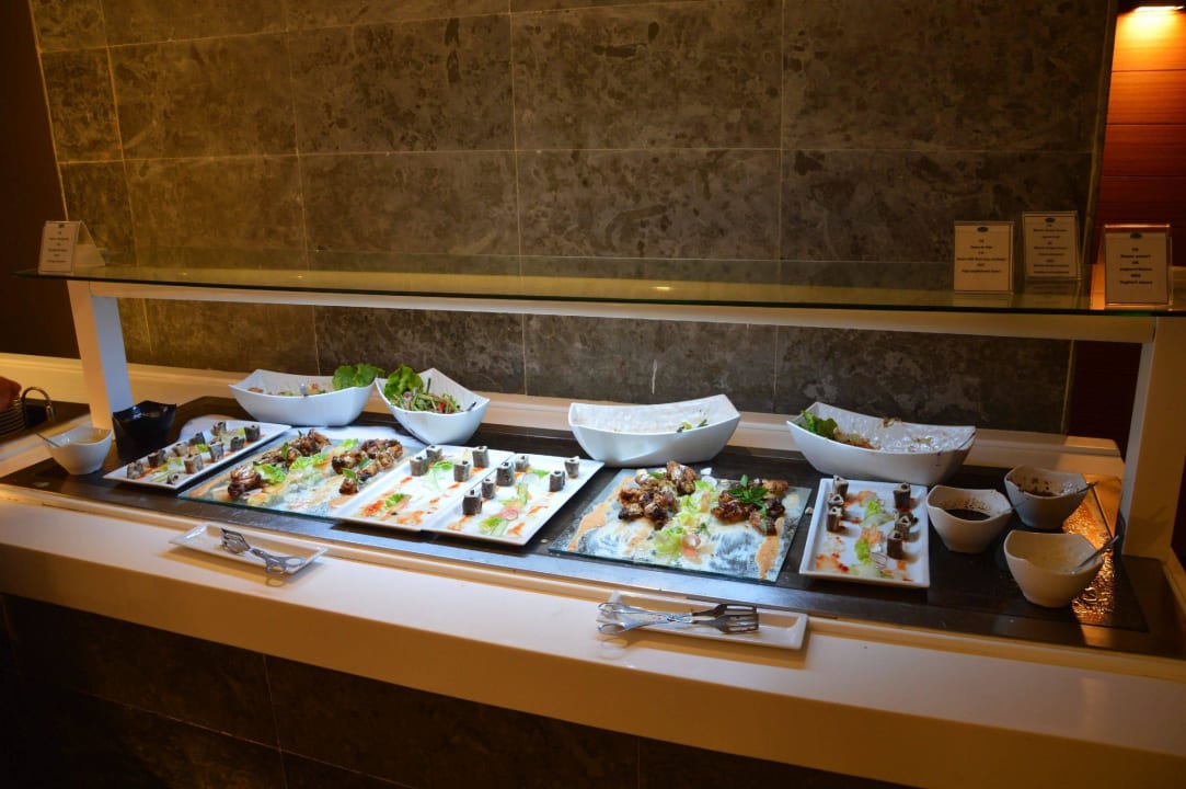 Teil des Abendbüffets The Orangers Beach Resort and Bungalows