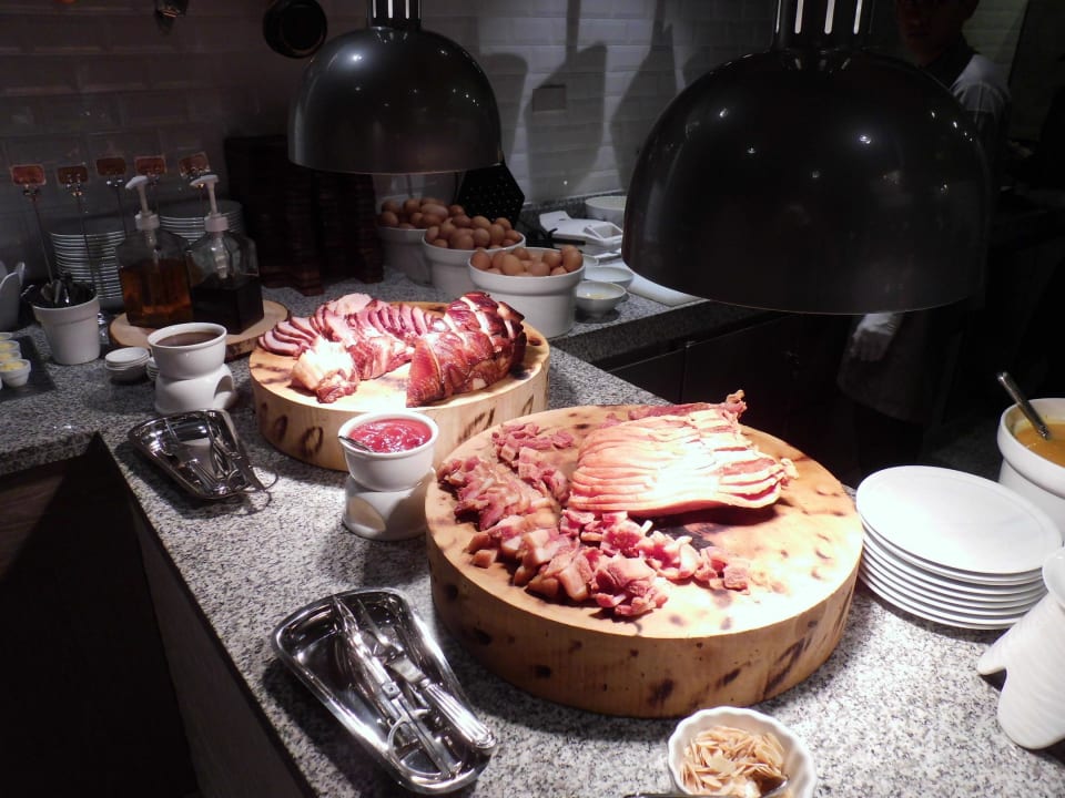 Gastro Woodlands Hotel & Resort