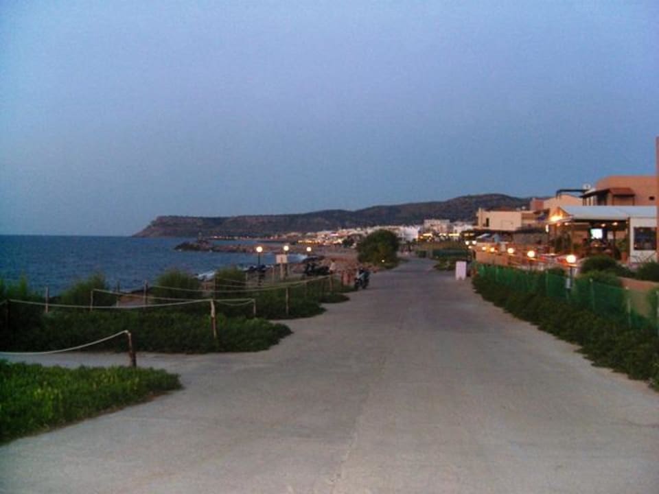 Strandpromenade bei Abenddämmerung Maritimo Beach Hotel