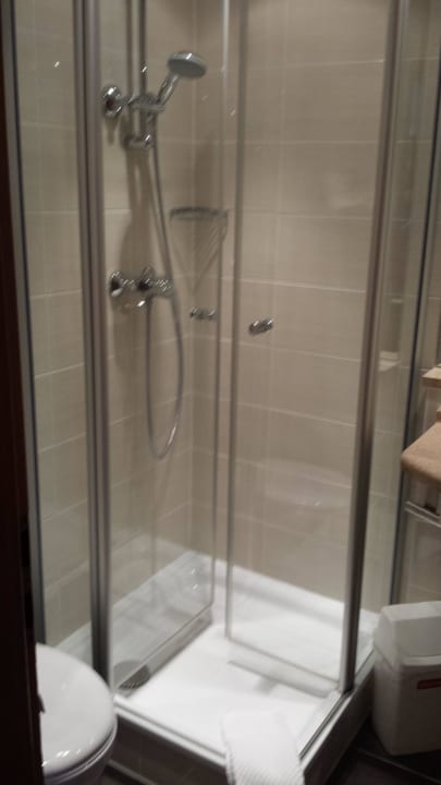 Bad mit Dusche Hotel Vier Jahreszeiten