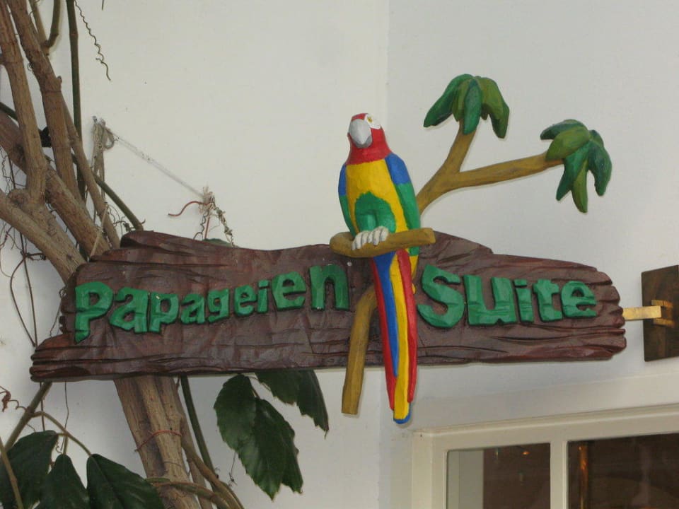 Zwei gesprächige Papageien wohnen dort Grand Elysée Hamburg