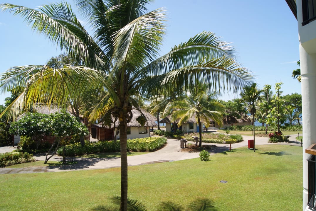 Blick vom Balkon in den Garten Hotel Sofitel Fiji Resort & Spa
