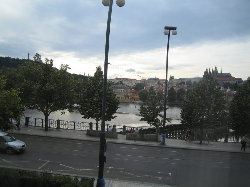Blick aus dem Fenster auf die Straße The Mozart Prague - Preferred Hotels & Resorts