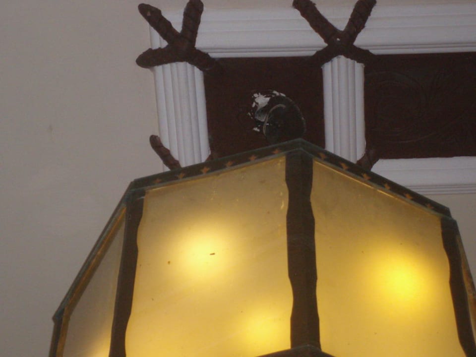 Die Lampe hängt nur noch an einem Kabel Hotel Riu Palace Punta Cana