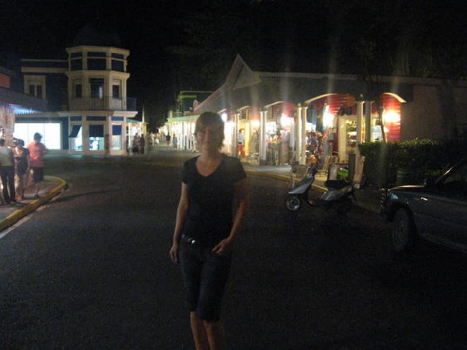 Shoppinmg Straße @ Night Playabachata Hotel