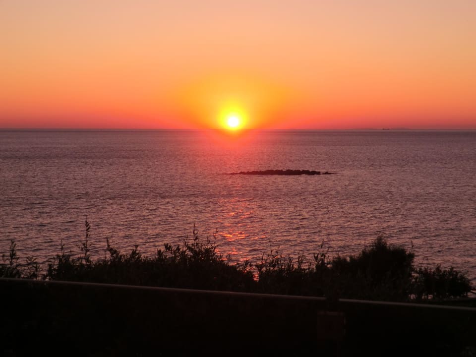 Sonnenaufgang vom Balkon aus  Minos Palace Resort - Adults only