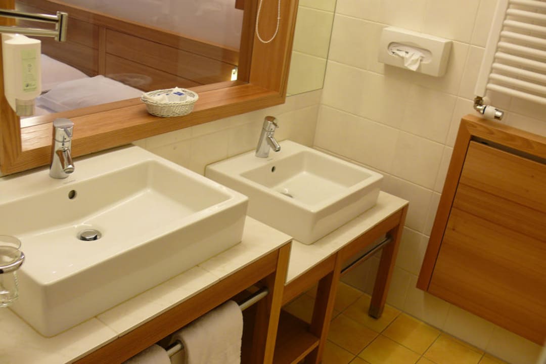 Badezimmer mit Kinderwaschbecken Falkensteiner Family Resort Lido