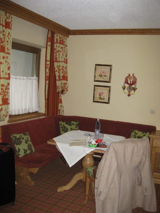 Sitzecke im Zimmer Tirol Hotel Alpin Spa Tuxerhof