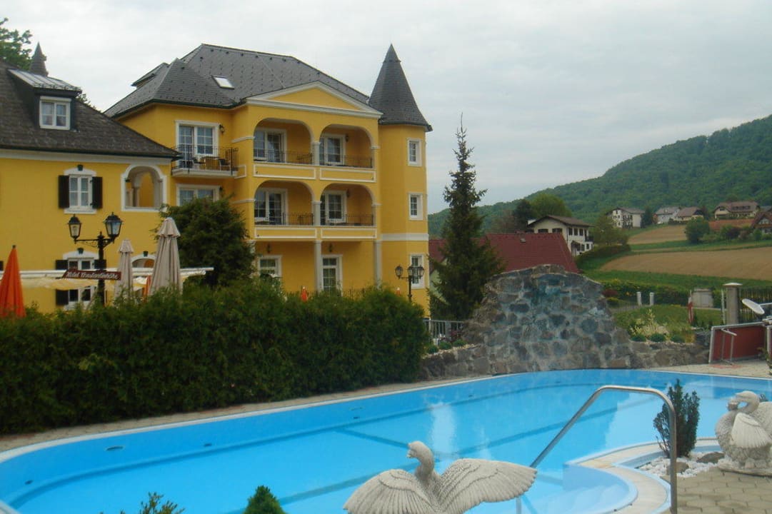 Neuer Schlossteil vom Pool aus Schlössl Hotel Kindl
