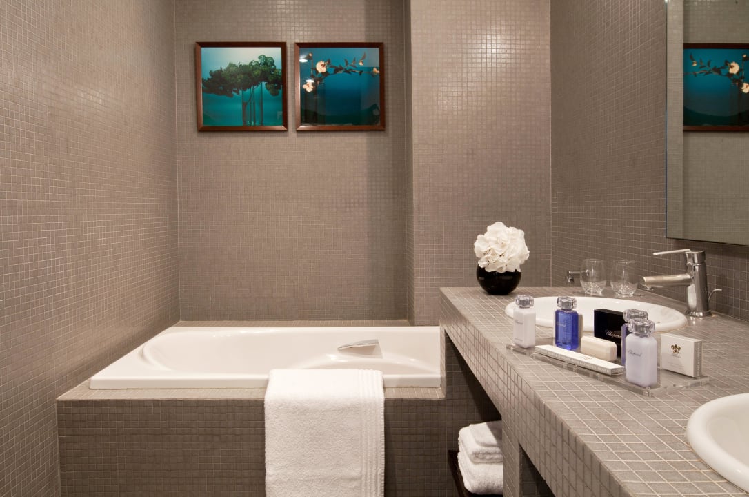 Salle de Bain chambre supérieure terrasse Hotel Chateau Cordeillan Bages