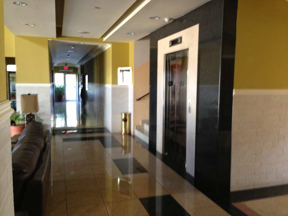 Lobby Beverly Hills Hotel & Suites