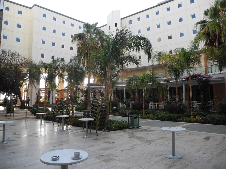 Großzügiger Innenhofbereich Hotel Mirada del Mar