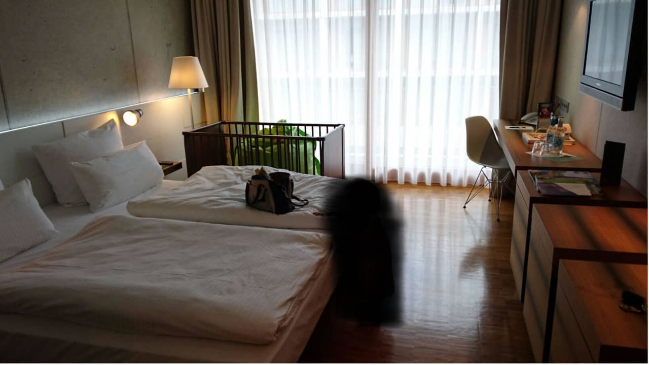 Bett, Schreibtisch und Balkon Factory Hotel