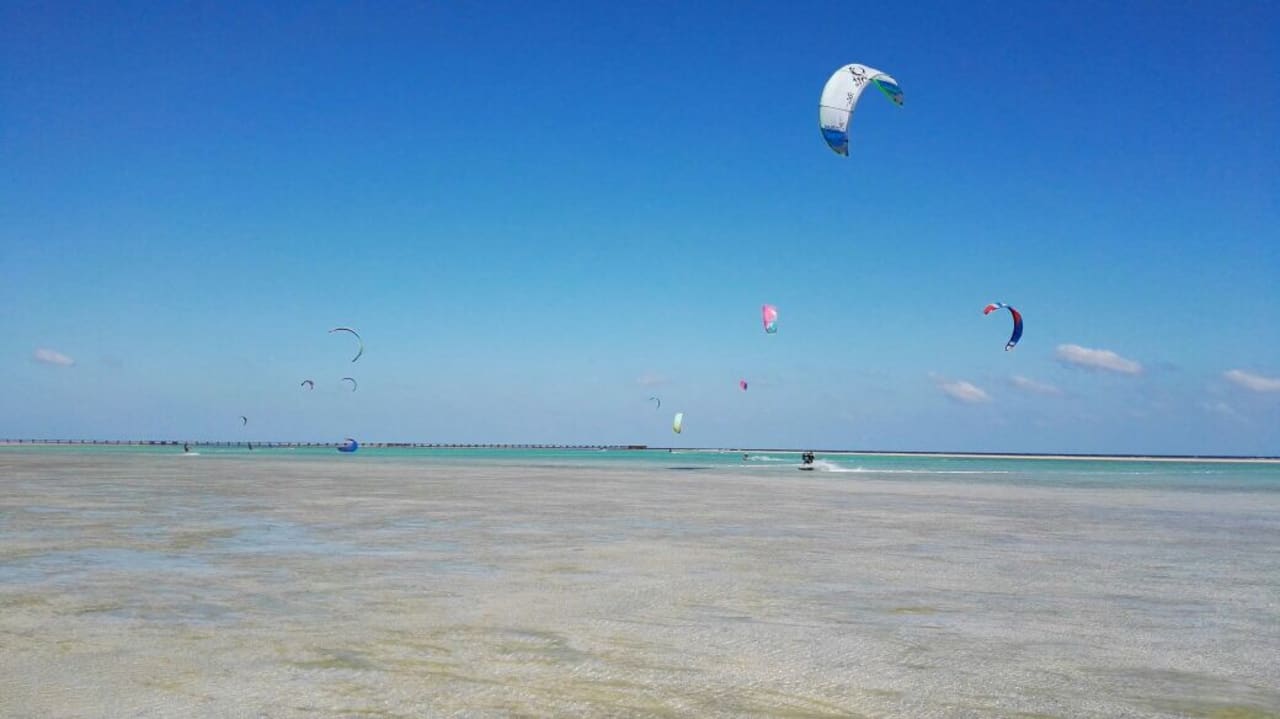 Kitesurfer am Strand Casa Mare Resort