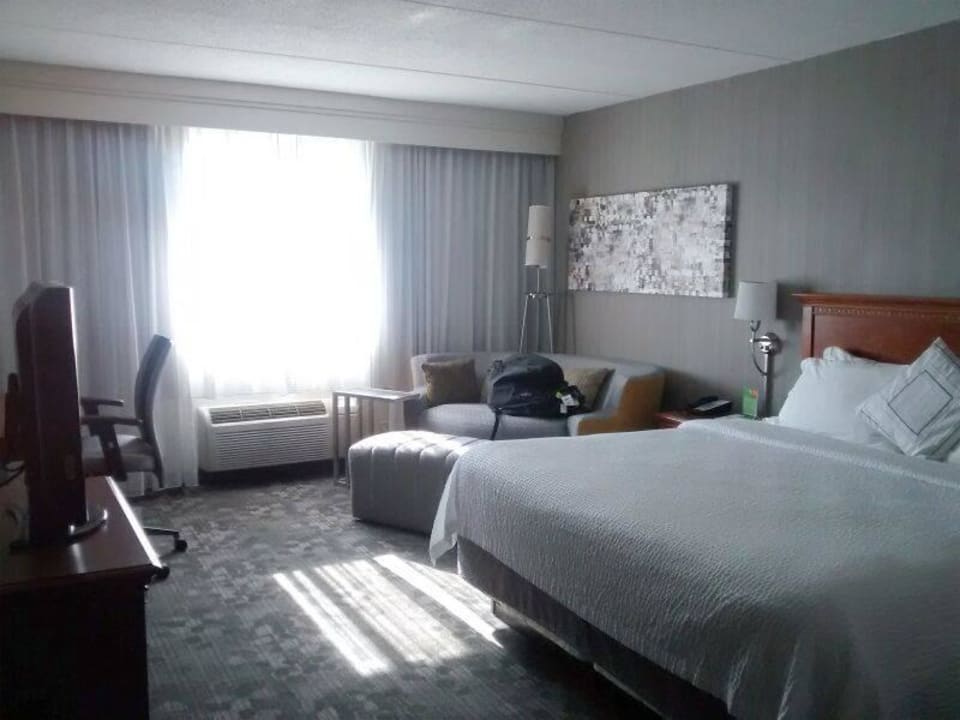 Bedroom - Rm 148 Hotel Courtyard by Marriott Hartford Cromwell