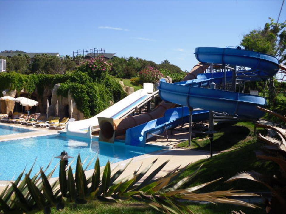 Extra Pool für Kinder mit Liegen Le Jardin Resort
