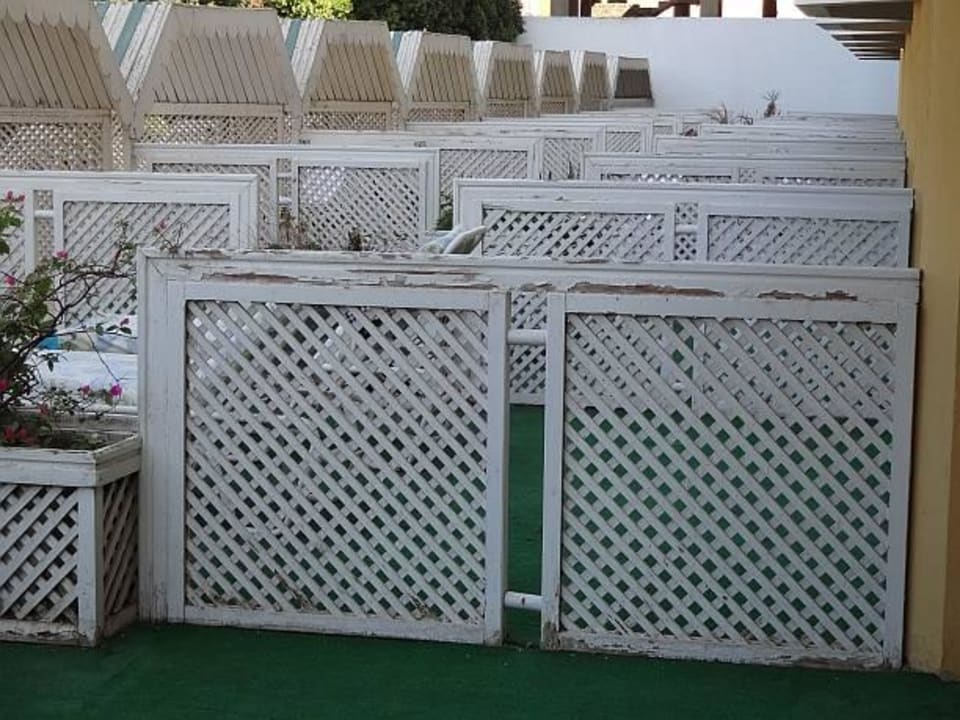 Blick über die Terrassen: Die Farbe blättert ab. Pyramisa Hotel Luxor