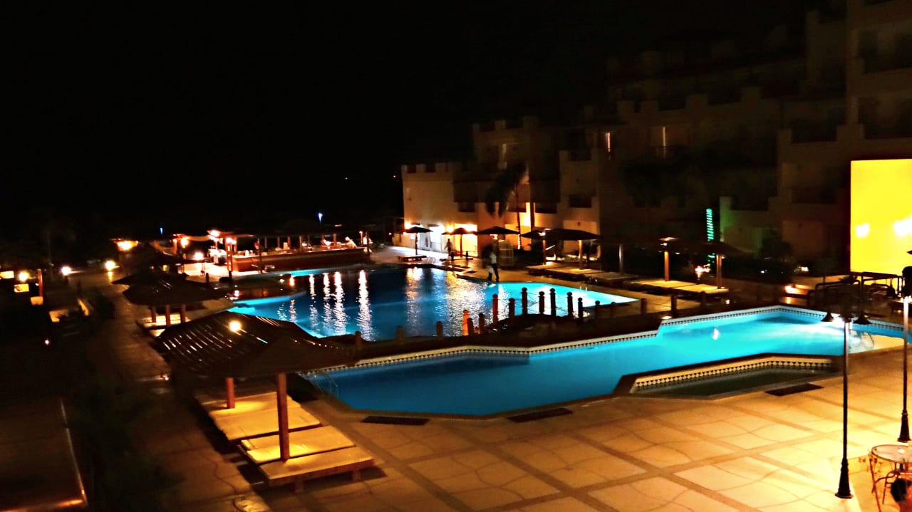 Basen wieczorem Imperial Shams Abu Soma