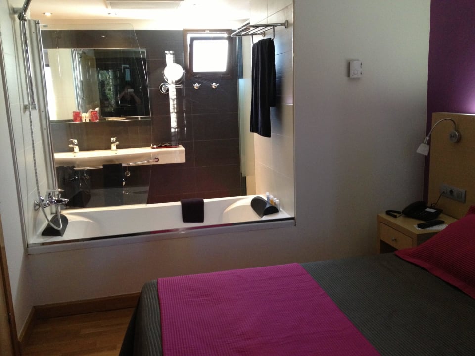 Schlafzimmer mit blick auf das Bad R2 Bahía Playa Design Hotel & Spa - Adults Only