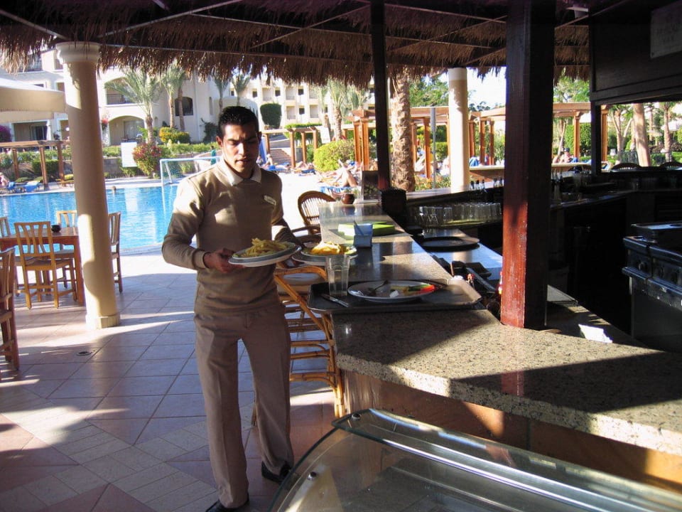Bedienung an der Poolbar Hotel JAZ Makadi Star & Spa