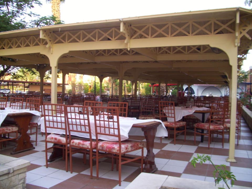 Überdachte Sitzplätze vorm Hauptgebäude Arabia Azur Resort