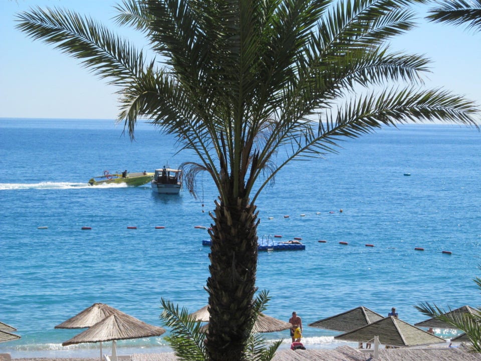 Blick von der Bar am Hügel Pirate's Beach Club