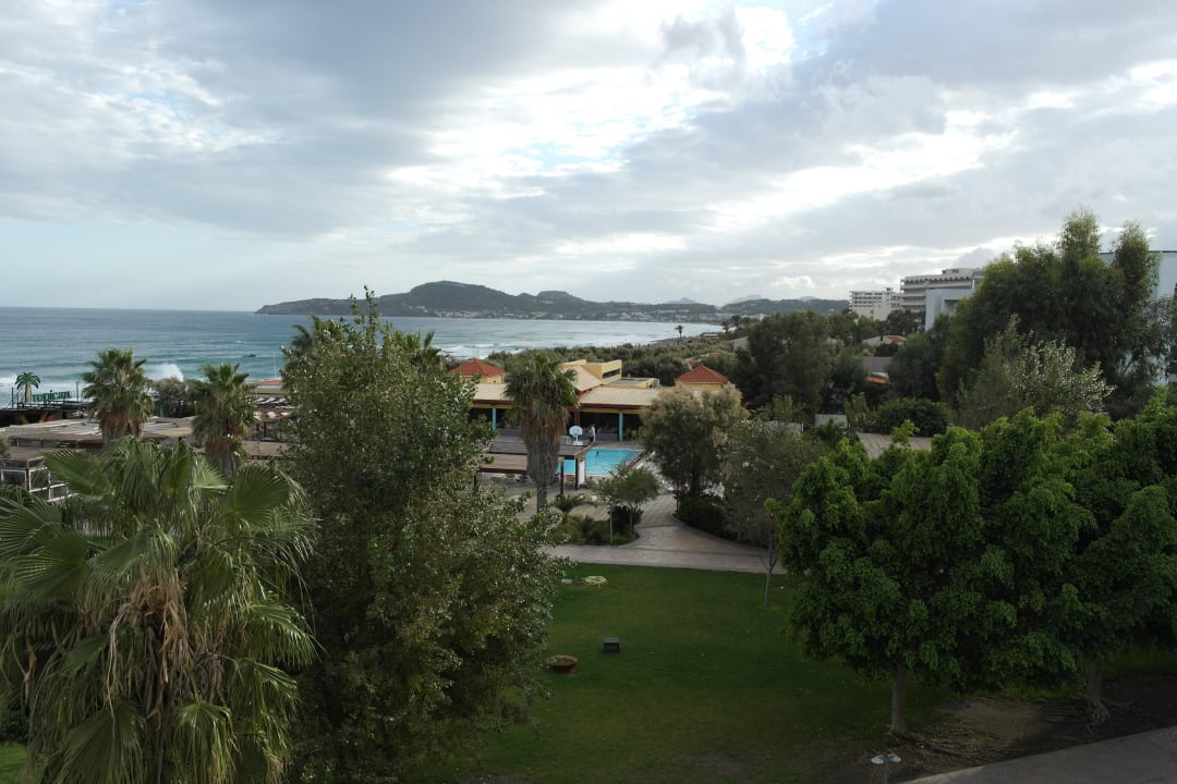 Gartenanlage mit Blick Richtung Faliraki Esperides Beach Resort