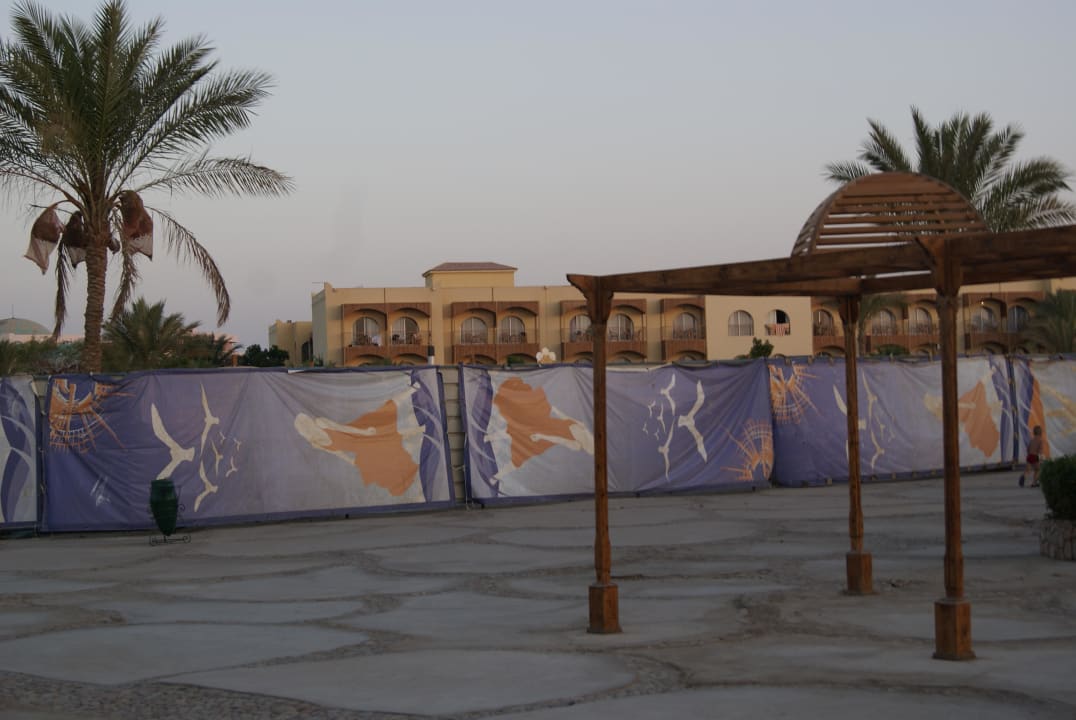 Nieczynny basen Desert Rose