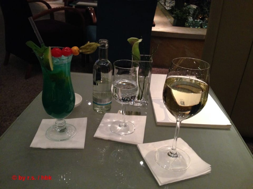 Cocktails oder Wein-Genuß am Abend an der Lobby-Bar bei ange Hotel Neptun