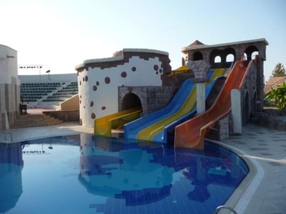 Einer der Pools mit Rutschen und Amphitheater Calimera Serra Palace