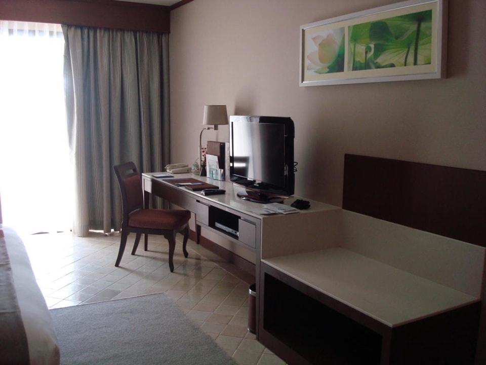 Schreibtisch mit TV Holiday Inn Resort Phuket
